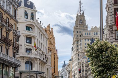 Madrid, İspanya 'daki Gran Via' daki binaların görüntüsü. Gran Via, aralarında Viyana Secession stili, Plateresque, Neo-Mudejar ve Art Deco 'nun da bulunduğu 20. yüzyıl başlarındaki mimari tarzının bir göstergesi olarak hizmet vermektedir.