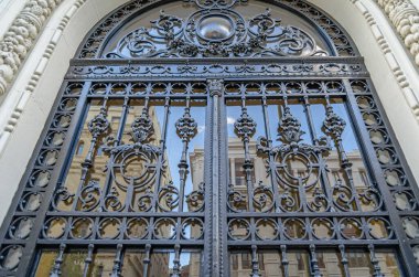 Mimari detay, işlenmiş demir kapı manzarası.