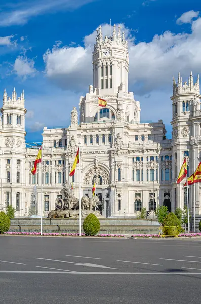 Madrid, İspanya 'daki ikonik Palacio de Cibeles Sarayı (Cybele Sarayı) şu anda Madrid belediye binası olarak hizmet vermektedir.