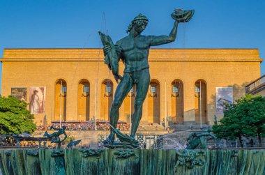 GOTHENBURG, SwEDEN - 9 Temmuz 2014: Poseidon Heykeli (Deniz Tanrısı) Carl Milles tarafından 1931 'de İsveç' in Göteborg şehrinde arka planda Göteborg Sanat Müzesi ile açıldı.