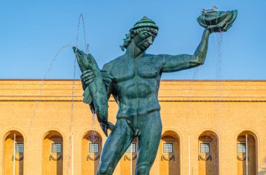 GOTHENBURG, SwEDEN - 9 Temmuz 2014: Poseidon Heykeli (Deniz Tanrısı) Carl Milles tarafından 1931 'de İsveç' in Göteborg şehrinde arka planda Göteborg Sanat Müzesi ile açıldı.