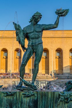 GOTHENBURG, SwEDEN - 9 Temmuz 2014: Poseidon Heykeli (Deniz Tanrısı) Carl Milles tarafından 1931 'de İsveç' in Göteborg şehrinde arka planda Göteborg Sanat Müzesi ile açıldı.
