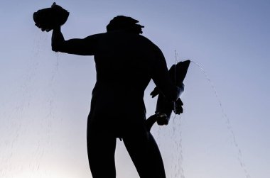 GOTHENBURG, SwEDEN - 9 Temmuz 2014: Carl Milles 'in Poseidon heykelinin silueti, 1931 yılında İsveç' in Göteborg şehrinde açıldı.