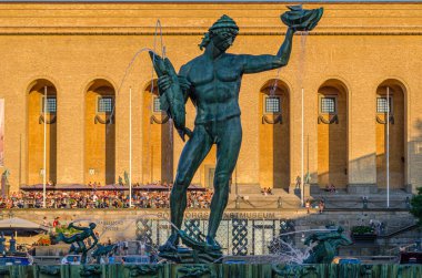 GOTHENBURG, SwEDEN - 9 Temmuz 2014: Poseidon Heykeli (Deniz Tanrısı) Carl Milles tarafından 1931 'de İsveç' in Göteborg şehrinde arka planda Göteborg Sanat Müzesi ile açıldı.