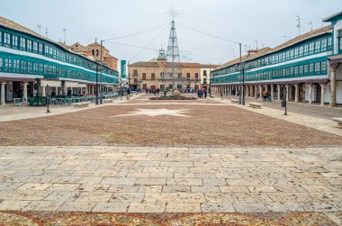 ALMAGRO, İspanya - 7 Aralık 2019: Almagro, Ciudad Real 'deki Plaza Mayor (ana meydan) manzarası, İspanya
