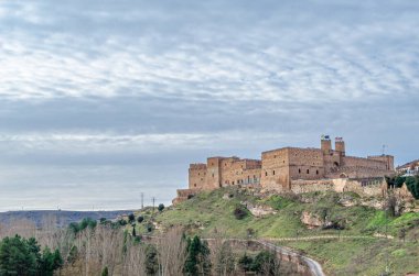 SIGUENZA, SPAIN - 27 Aralık 2014: Siguenza, Guadalajara köyü, Castilla la la Mancha, İspanya, arka planda Siguenza Piskoposlarının ortaçağ Şatosu, günümüzde bir parador (lüks otel).)