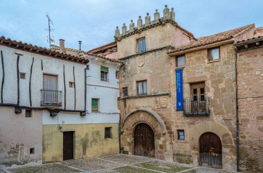 SIGUENZA, SPAIN - 27 Aralık 2014: Casa del Doncel (Bedmar Markizleri Sarayı), İspanya 'nın Siguenza kentinde bulunan sivil Gotik tarzı bir bina. Alcala de He Üniversitesi 'ne ait.