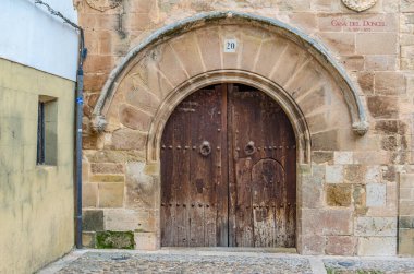 SIGUENZA, SPAIN - 27 Aralık 2014: Casa del Doncel (Bedmar Markizleri Sarayı), İspanya 'nın Siguenza kentinde bulunan sivil Gotik tarzı bir bina. Alcala de He Üniversitesi 'ne ait.