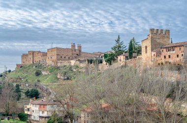 SIGUENZA, SPAIN - 27 Aralık 2014: Siguenza, Guadalajara köyü, Castilla la la Mancha, İspanya, arka planda Siguenza Piskoposlarının ortaçağ Şatosu, günümüzde bir parador (lüks otel).)