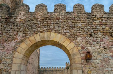 Siguenza (Castillo de los Obispos de Siguenza), Guadalajara ili, Castilla la la Mancha, İspanya. 12. yüzyılda 8. sentin başından itibaren eski bir Müslüman 'ın üzerine dikildi.