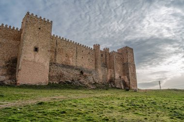 Siguenza (Castillo de los Obispos de Siguenza), Guadalajara ili, Castilla la la Mancha, İspanya. 12. yüzyılda 8. sentin başından itibaren eski bir Müslüman 'ın üzerine dikildi.