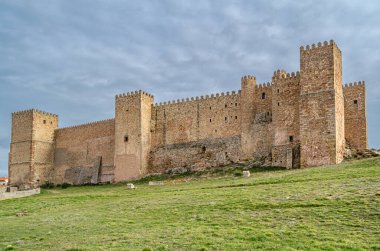 Siguenza (Castillo de los Obispos de Siguenza), Guadalajara ili, Castilla la la Mancha, İspanya. 12. yüzyılda 8. sentin başından itibaren eski bir Müslüman 'ın üzerine dikildi.