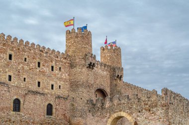 Siguenza (Castillo de los Obispos de Siguenza), Guadalajara ili, Castilla la la Mancha, İspanya. 12. yüzyılda 8. sentin başından itibaren eski bir Müslüman 'ın üzerine dikildi.