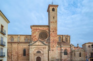 Siguenza 'daki Santa Maria Katedrali, 1144-1326 yılları arasında, Guadalajara ili, Castilla la Mancha, İspanya. 1797 yılında inşa edilen ve kapalı bir Neoklasik Portico ve Torre del G tarafından kapatılan Romanesk tarzı Pazar Kapısı (Puerta del Mercado) manzarası