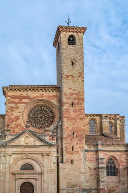 Siguenza 'daki Santa Maria Katedrali, 1144-1326 yılları arasında, Guadalajara ili, Castilla la Mancha, İspanya. 1797 yılında inşa edilen ve kapalı bir Neoklasik Portico ve Torre del G tarafından kapatılan Romanesk tarzı Pazar Kapısı (Puerta del Mercado) manzarası