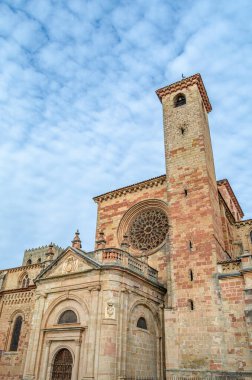 Siguenza 'daki Santa Maria Katedrali, 1144-1326 yılları arasında, Guadalajara ili, Castilla la Mancha, İspanya. 1797 yılında inşa edilen ve kapalı bir Neoklasik Portico ve Torre del G tarafından kapatılan Romanesk tarzı Pazar Kapısı (Puerta del Mercado) manzarası