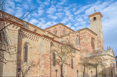 Siguenza 'daki Santa Maria Katedrali, 1144-1326 yılları arasında, Guadalajara ili, Castilla la Mancha, İspanya. 1797 yılında inşa edilen ve kapalı bir Neoklasik Portico ve Torre del G tarafından kapatılan Romanesk tarzı Pazar Kapısı (Puerta del Mercado) manzarası