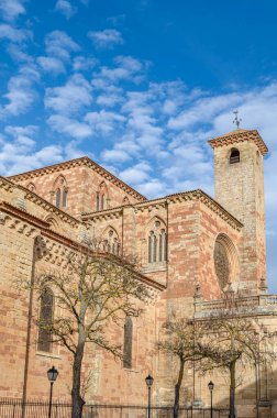 Siguenza 'daki Santa Maria Katedrali, 1144-1326 yılları arasında, Guadalajara ili, Castilla la Mancha, İspanya. 1797 yılında inşa edilen ve kapalı bir Neoklasik Portico ve Torre del G tarafından kapatılan Romanesk tarzı Pazar Kapısı (Puerta del Mercado) manzarası