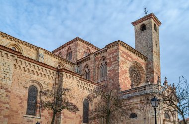 Siguenza 'daki Santa Maria Katedrali, 1144-1326 yılları arasında, Guadalajara ili, Castilla la Mancha, İspanya. 1797 yılında inşa edilen ve kapalı bir Neoklasik Portico ve Torre del G tarafından kapatılan Romanesk tarzı Pazar Kapısı (Puerta del Mercado) manzarası