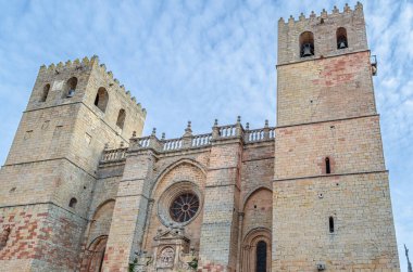 Siguenza 'daki Santa Maria Katedrali, 1144-1326 yılları arasında, Guadalajara ili, Castilla la Mancha, İspanya. Sonraki Neoklasik ve Barok eklemeleriyle Romanesk ana cephesinin görünümü