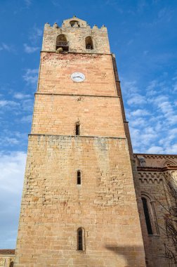 Siguenza 'daki Santa Maria Katedrali, 1144-1326 yılları arasında, Guadalajara ili, Castilla la Mancha, İspanya. Sonraki Neoklasik ve Barok eklemeleriyle Romanesk ana cephesinin görünümü