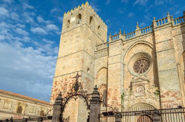 Siguenza 'daki Santa Maria Katedrali, 1144-1326 yılları arasında, Guadalajara ili, Castilla la Mancha, İspanya. Sonraki Neoklasik ve Barok eklemeleriyle Romanesk ana cephesinin görünümü