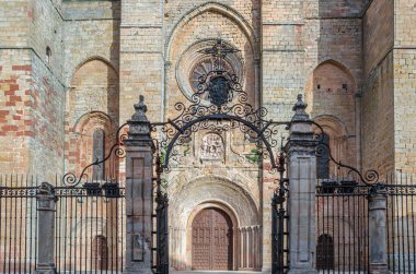 Siguenza 'daki Santa Maria Katedrali, 1144-1326 yılları arasında, Guadalajara ili, Castilla la Mancha, İspanya. Sonraki Neoklasik ve Barok eklemeleriyle Romanesk ana cephesinin görünümü