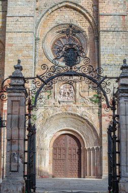 Siguenza 'daki Santa Maria Katedrali, 1144-1326 yılları arasında, Guadalajara ili, Castilla la Mancha, İspanya. Sonraki Neoklasik ve Barok eklemeleriyle Romanesk ana cephesinin görünümü