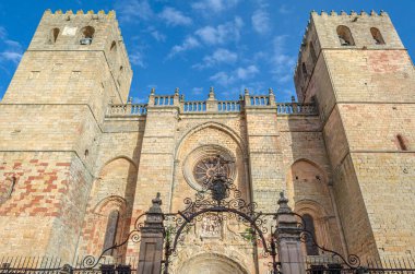 Siguenza 'daki Santa Maria Katedrali, 1144-1326 yılları arasında, Guadalajara ili, Castilla la Mancha, İspanya. Sonraki Neoklasik ve Barok eklemeleriyle Romanesk ana cephesinin görünümü