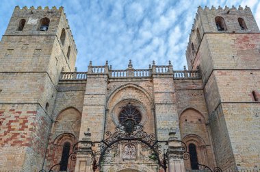 Siguenza 'daki Santa Maria Katedrali, 1144-1326 yılları arasında, Guadalajara ili, Castilla la Mancha, İspanya. Sonraki Neoklasik ve Barok eklemeleriyle Romanesk ana cephesinin görünümü