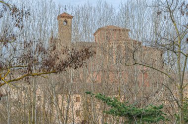 Siguenza, Guadalajara 'daki Santa Maria Katedrali manzarası, Castilla la la Mancha, İspanya, ön planda yapraksız ağaçlar