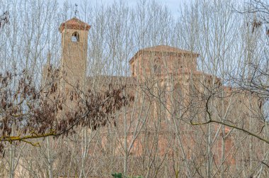 Siguenza, Guadalajara 'daki Santa Maria Katedrali manzarası, Castilla la la Mancha, İspanya, ön planda yapraksız ağaçlar