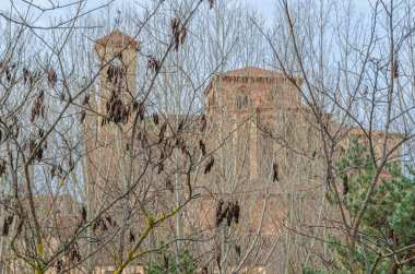 Siguenza, Guadalajara 'daki Santa Maria Katedrali manzarası, Castilla la la Mancha, İspanya, ön planda yapraksız ağaçlar