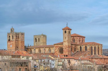 Siguenza 'daki Santa Maria Katedrali, 1144 ve 1326 yılları arasında inşa edilmiş, Guadalajara, Castilla la Mancha, İspanya