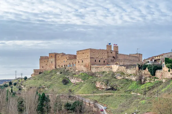 SIGUENZA, SPAIN - 27 Aralık 2014: Siguenza, Guadalajara köyü, Castilla la la Mancha, İspanya, arka planda Siguenza Piskoposlarının ortaçağ Şatosu, günümüzde bir parador (lüks otel).)