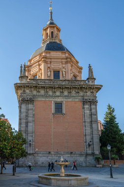 MADRID, SPAIN - 21 Mayıs 2015: İspanya 'nın orta kesimindeki La Latina mahallesinde yer alan San Andres Barok Kilisesi' nin önündeki meydanda insanlar