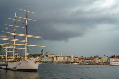 STOCKHOLM, SWEDEN - 27 Temmuz 2014: Stockholm, İsveç 'in fırtına bulutlarıyla manzarası. Ön planda 