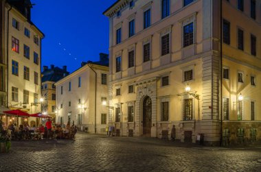 STOCKHOLM, SWEDEN - 25 Temmuz 2014: İsveç 'in eski Stockholm kasabası Gamla Stan' deki renkli evlerin gece manzarası