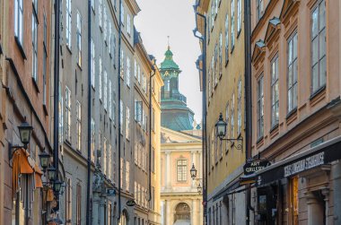 STOCKHOLM, SWEDEN - 25 Temmuz 2014: İsveç 'in eski Stockholm kenti Gamla stan' daki renkli evlerin manzarası