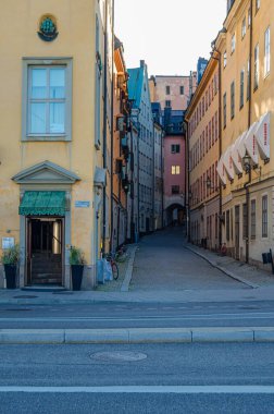 STOCKHOLM, SWEDEN - 25 Temmuz 2014: İsveç 'in eski Stockholm kenti Gamla stan' daki renkli evlerin manzarası