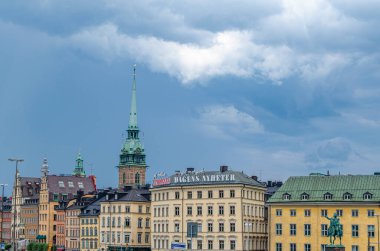 STOCKHOLM, SWEDEN - 27 Temmuz 2014: İsveç 'in eski Stockholm kasabası Gamla Stan' deki renkli evlerin manzarası
