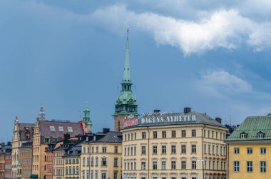 STOCKHOLM, SWEDEN - 27 Temmuz 2014: İsveç 'in eski Stockholm kasabası Gamla Stan' deki renkli evlerin manzarası