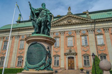 STOCKHOLM, SWEDEN - 27 Temmuz 2014: İsveç 'in Stockholm kentindeki Asiller Evi önünde Gustaf Eriksson Vasa Heykeli (Riddarhuset) İsveç asilzadeleri adına kayıtları ve ilgi grubu olarak görev yapan bir bina