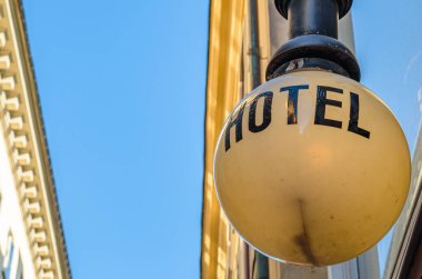 STOCKHOLM, SWEDEN - 25 Temmuz 2014: Stockholm, İsveç 'teki Lord Nelson Oteli' nin ön cephesinde bir otel sembolünün ayrıntıları