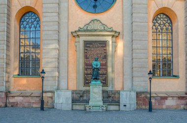 STOCKHOLM, SWEDEN - 25 Temmuz 2014: Olaus Petri Anıtı, İsveç 'te Reform' un uygulanmasında merkezi bir figür. Teodor Lundberg tarafından 1898 yılında dikilmiş olan heykel Stockho 'daki Storkyrkan (Büyük Kilise) kalesinde yer almaktadır.