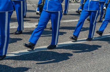 STOCKHOLM, SWEDEN - 26 Temmuz 2014: İsveç Kraliyet Sarayı yakınlarındaki İsveç Kraliyet Muhafızları geçit töreni, nöbetçi değişiminin bir parçası olarak
