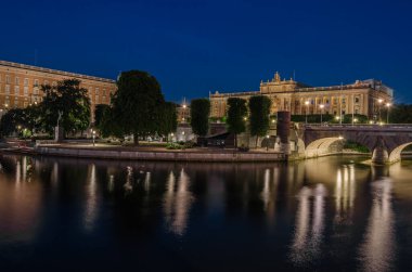 STOCKHOLM, SWEDEN - 26 Temmuz 2014: Stockholm 'deki Parlamento Binası' nın Gece Görüşü, Riksdag 'ın merkezi (parlamento ve İsveç Krallığı' nın en yüksek karar alma organı), 1905 yılından beri)