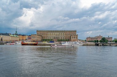 STOCKHOLM, SWEDEN - 27 Temmuz 2014: Barok tarzında 1697-1760 yılları arasında inşa edilen Stockholm Sarayı 'nın (Kraliyet Sarayı) manzarası