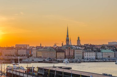 STOCKHOLM, SWEDEN - 26 Temmuz 2014: Stockholm, İsveç 'te şehir manzarası, gün batımında rıhtımdaki binaların manzarası