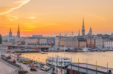 STOCKHOLM, SWEDEN - 26 Temmuz 2014: Stockholm, İsveç 'te şehir manzarası, gün batımında rıhtımdaki binaların manzarası